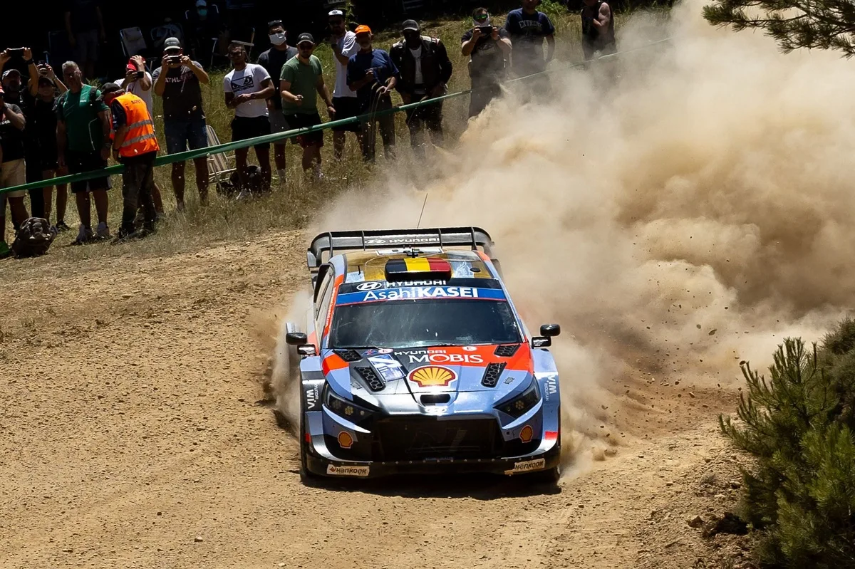 Neuville debe asumir más riesgos para vencer a Ogier en el Rally Acrópolis