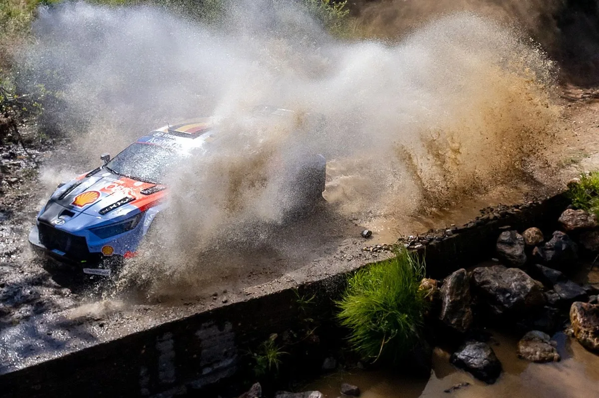 Neuville lidera el Rally de Acrópolis a falta de la jornada final