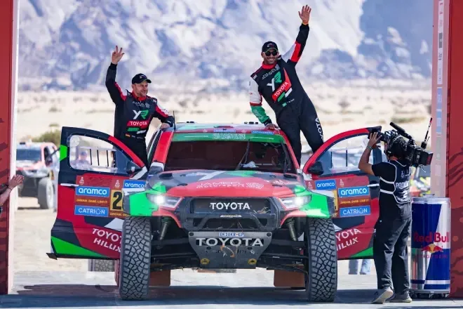 Yazeed Al&Rajhi celebra su histórica victoria en el Dakar 2025 regalando coches y casi medio millón de euros a sus seguidores