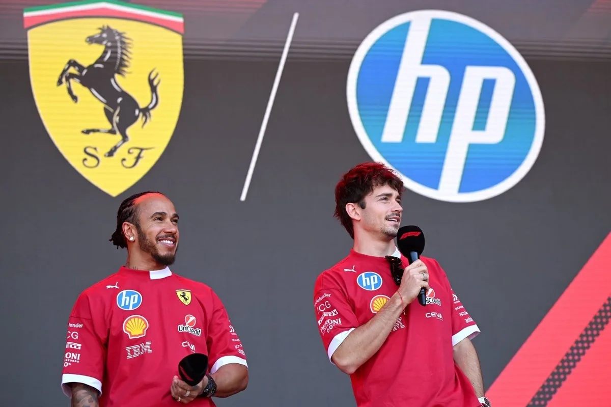 La reacción viral de Leclerc al ver a Hamilton conducir el nuevo Ferrari eléctrico