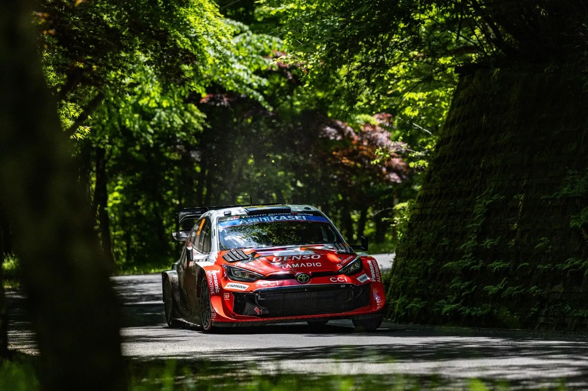 Evans lidera el Rally de Japón con manejo impecable en condiciones variables