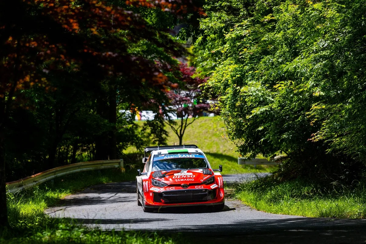 Evans domina el Rally de Japón mientras Solberg sufre contratiempos inesperados