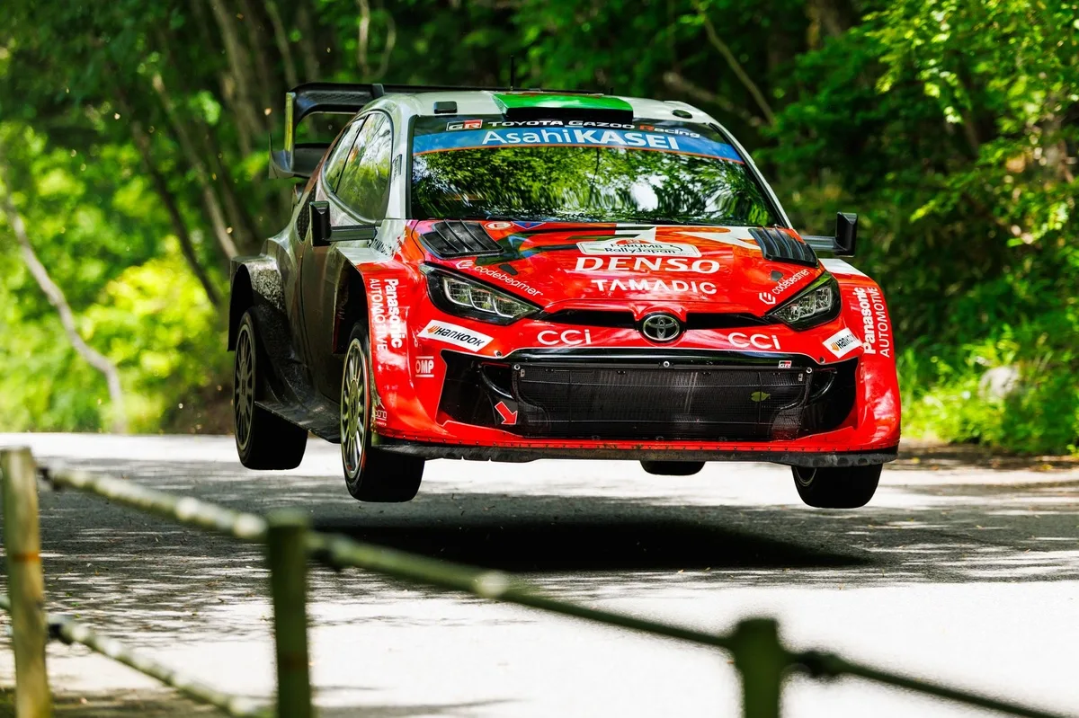 Evans lidera el Rally de Japón tras el abandono de Solberg en la ES10