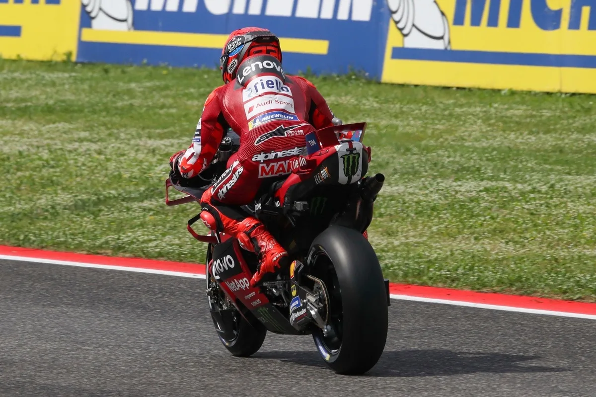 Bezzecchi sorprende en Mugello 2026 con pole position y récord de circuito