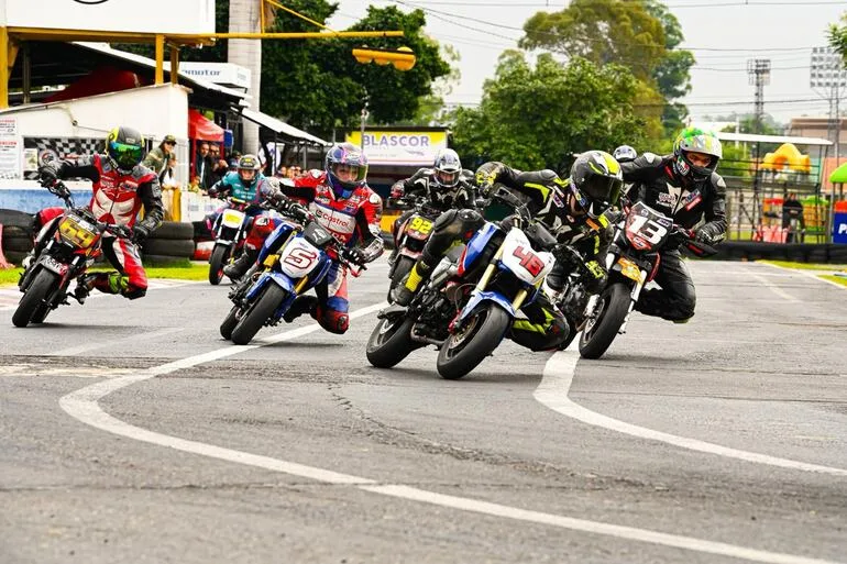 Competidores paraguayos dominan tercera fecha del Campeonato Nacional de Moto Velocidad