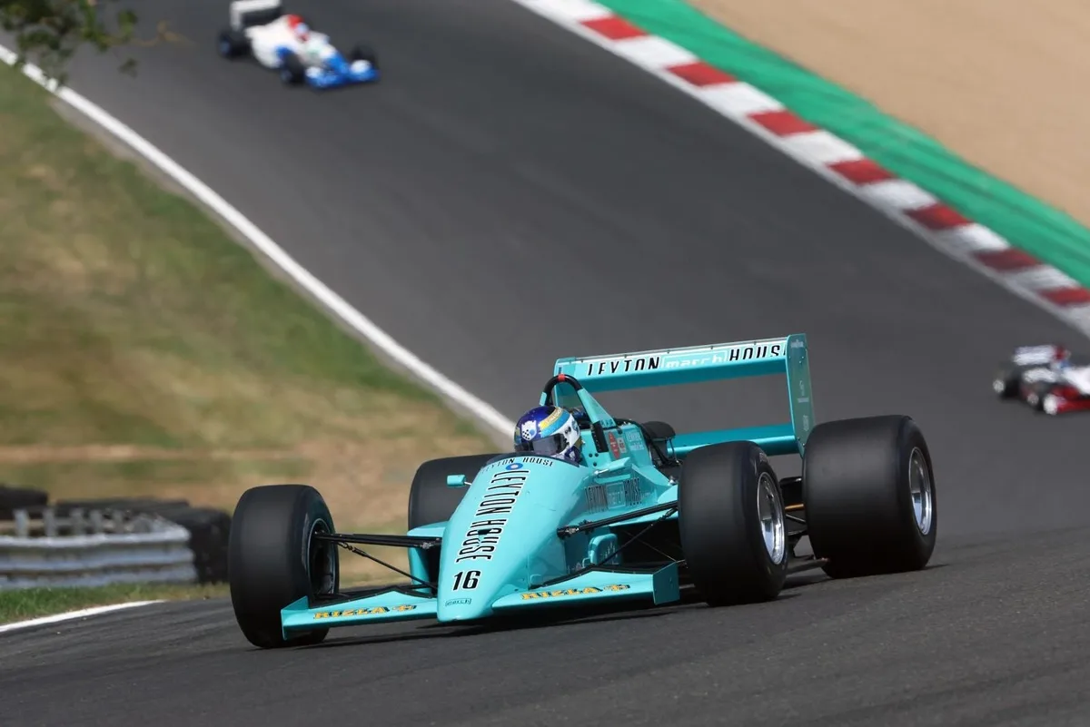 Leyendas del automovilismo brillan en festival histórico de Brands Hatch