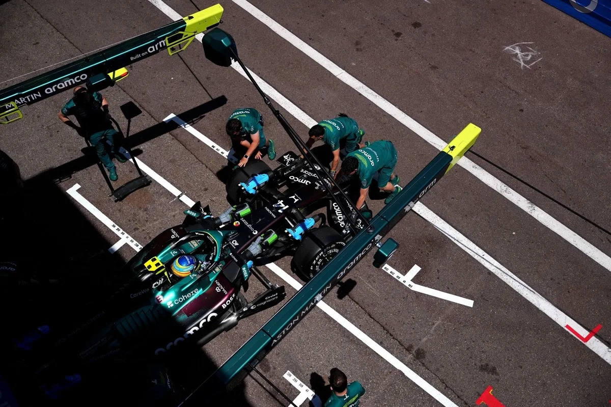Aston Martin investiga problemas de cambios en el AMR26 tras accidente de Alonso