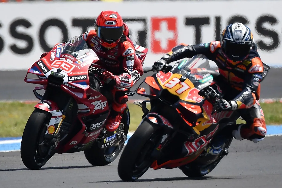 Acosta sigue buscando su primer triunfo en MotoGP tras duelo con Márquez