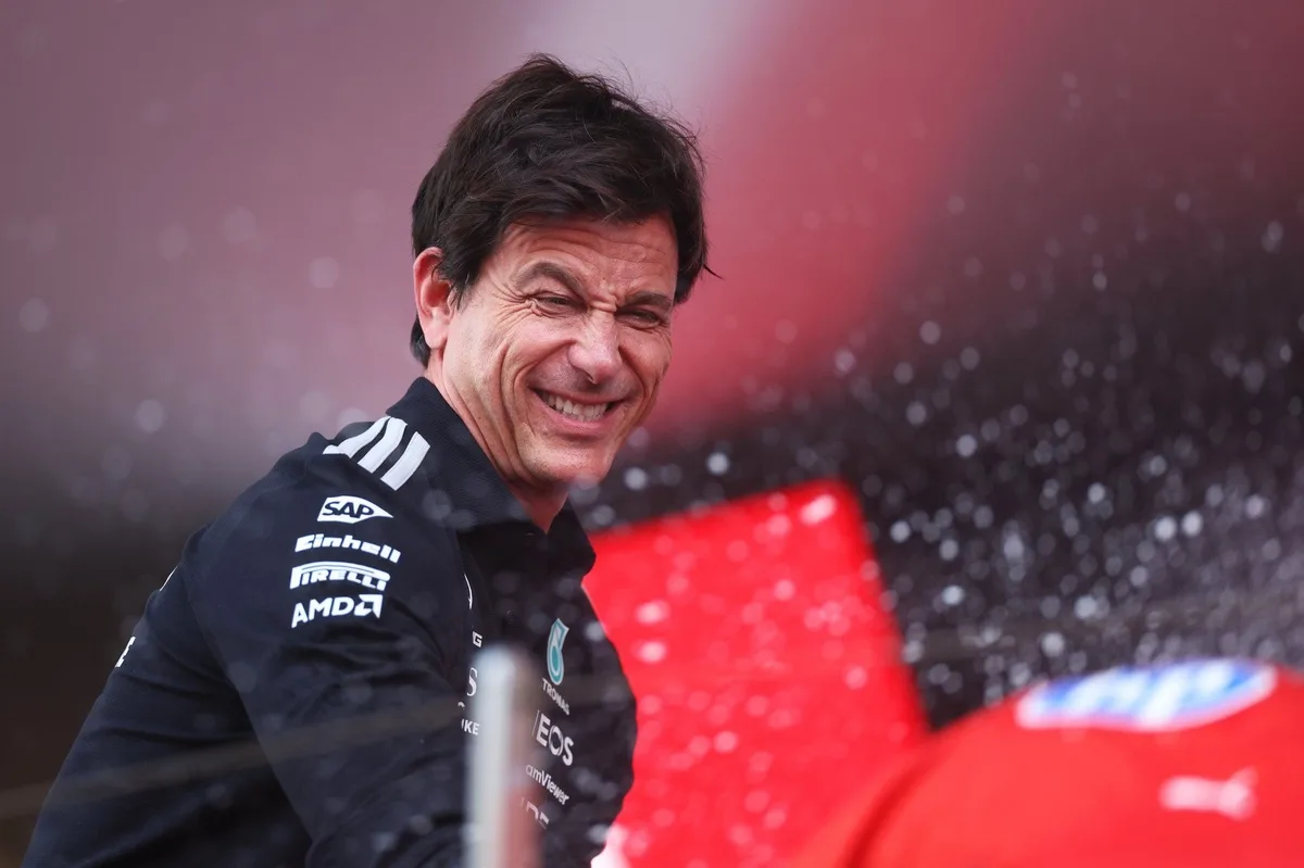 Wolff descarta unir a Verstappen con Antonelli en Mercedes