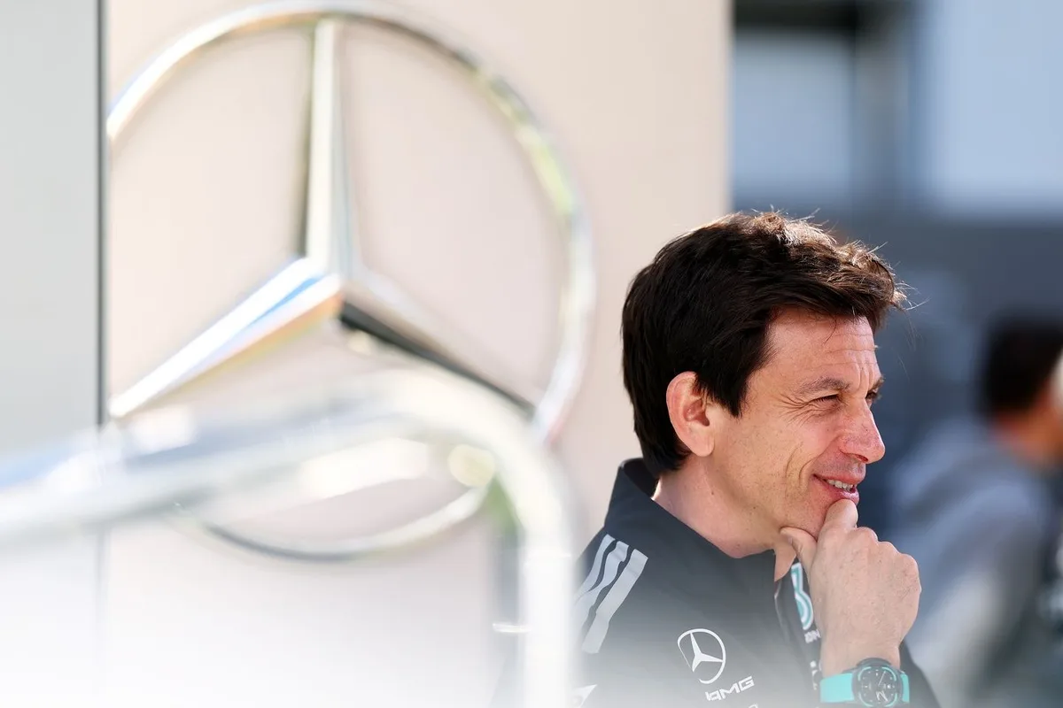 Mercedes respalda decisión de la FIA tras sorpresiva clasificación de Red Bull