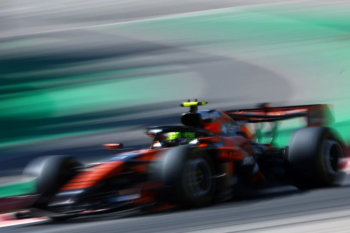 Norris lidera los entrenamientos del GP de Barcelona con McLaren en forma