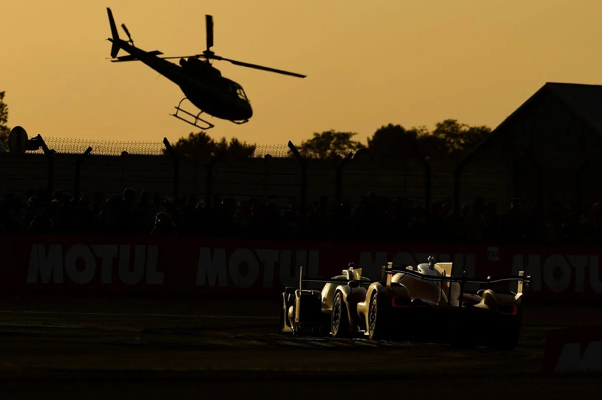 Le Mans 2026: El safety car revoluciona la carrera con 14 autos en la lucha