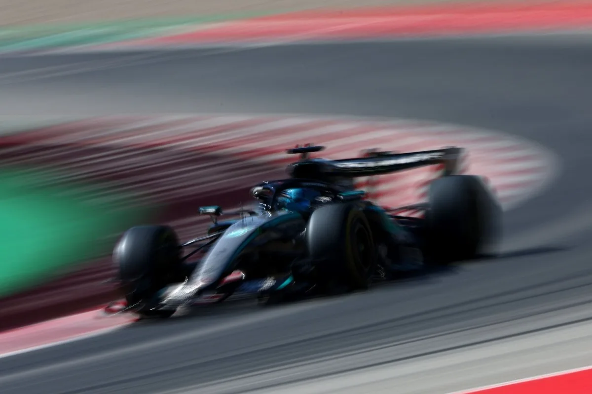 Russell domina la clasificación en Barcelona y se lleva la pole position