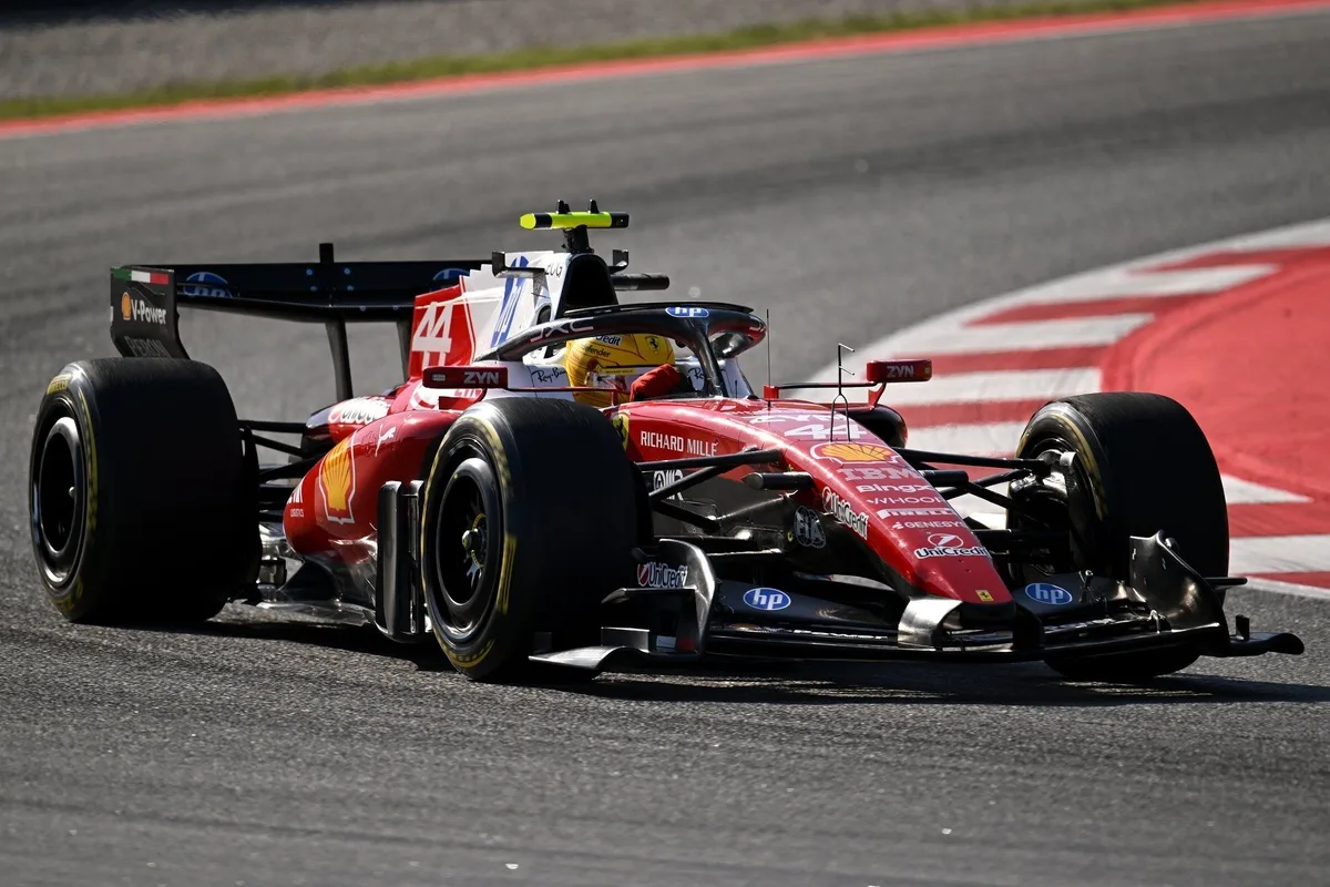 Hamilton presiona a Ferrari para innovar en el diseño del auto 2026