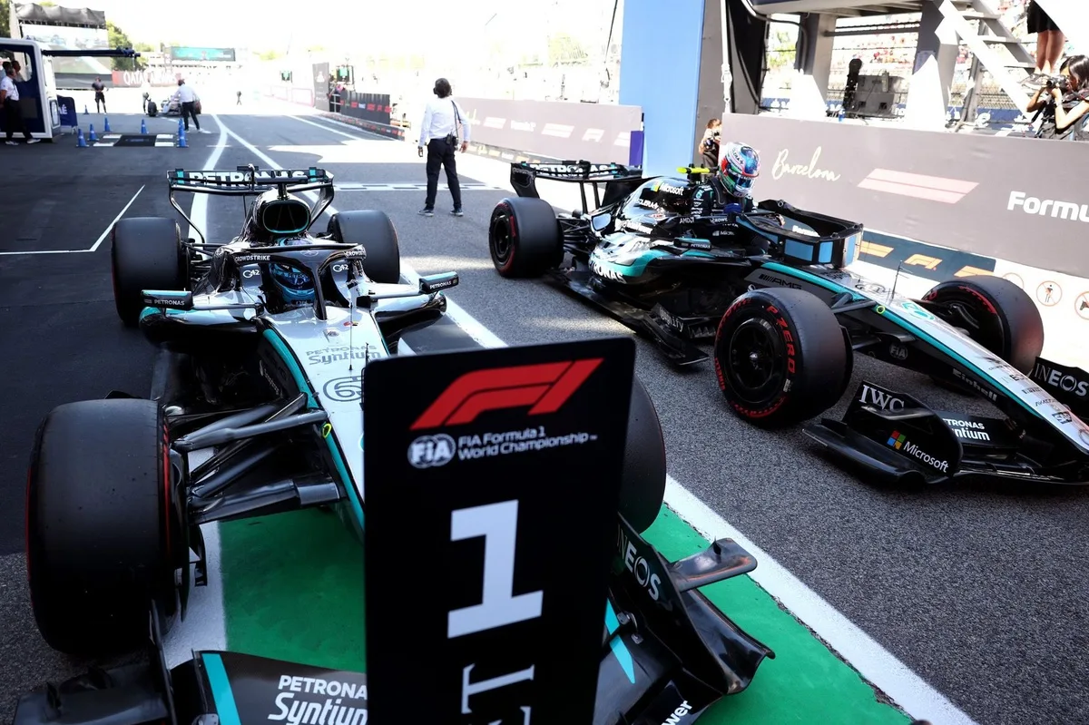 Russell logra pole en Barcelona tras cambio estratégico en Mercedes