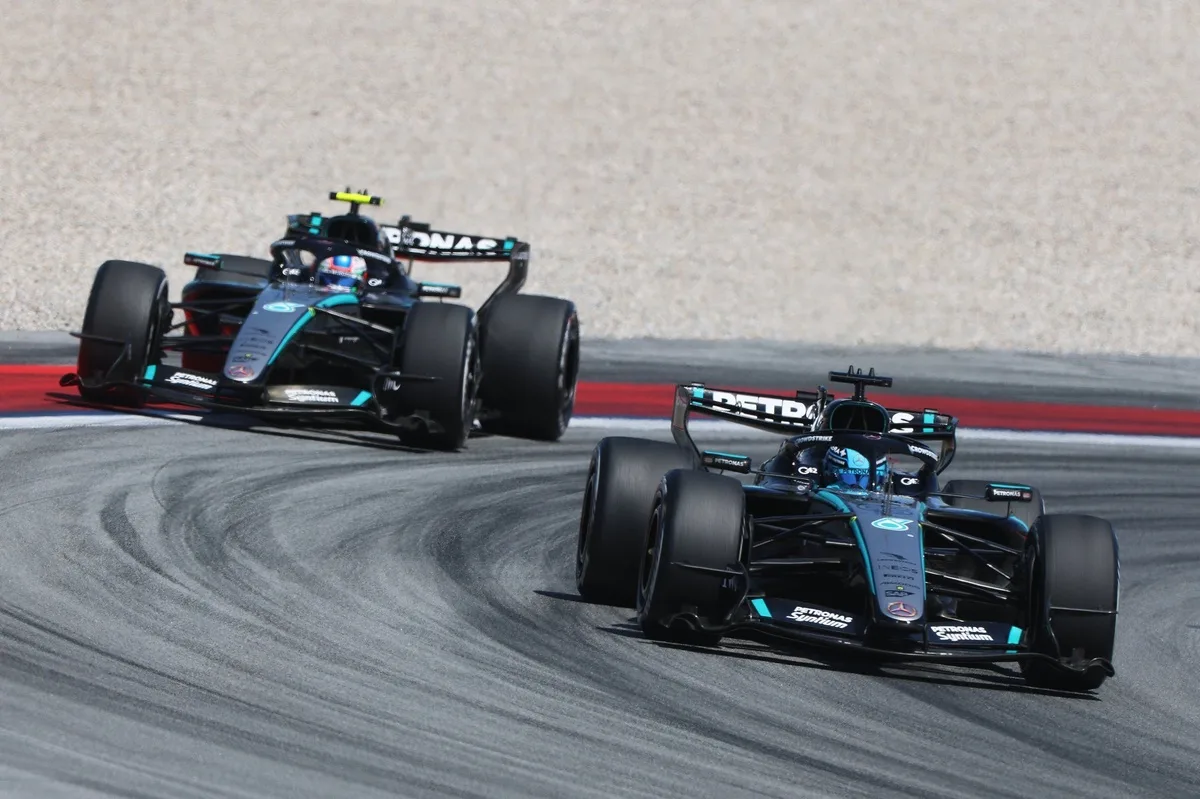 Hamilton triunfa en Ferrari mientras Mercedes enfrenta crisis interna