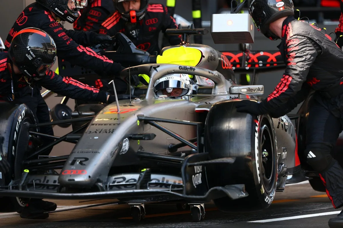 Hulkenberg abandona Barcelona por falla mecánica inusual durante batalla con Lawson