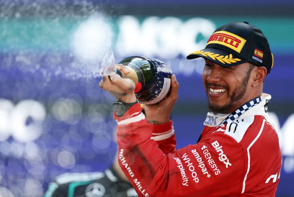 Hamilton logra su primer triunfo con Ferrari en Barcelona con cifras históricas