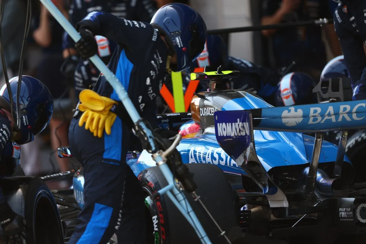 Sainz analiza el rendimiento de Mercedes en la temporada de F1 2026
