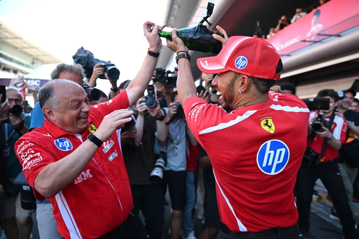 Hamilton domina en Ferrari mientras Mercedes enfrenta decisiones cruciales