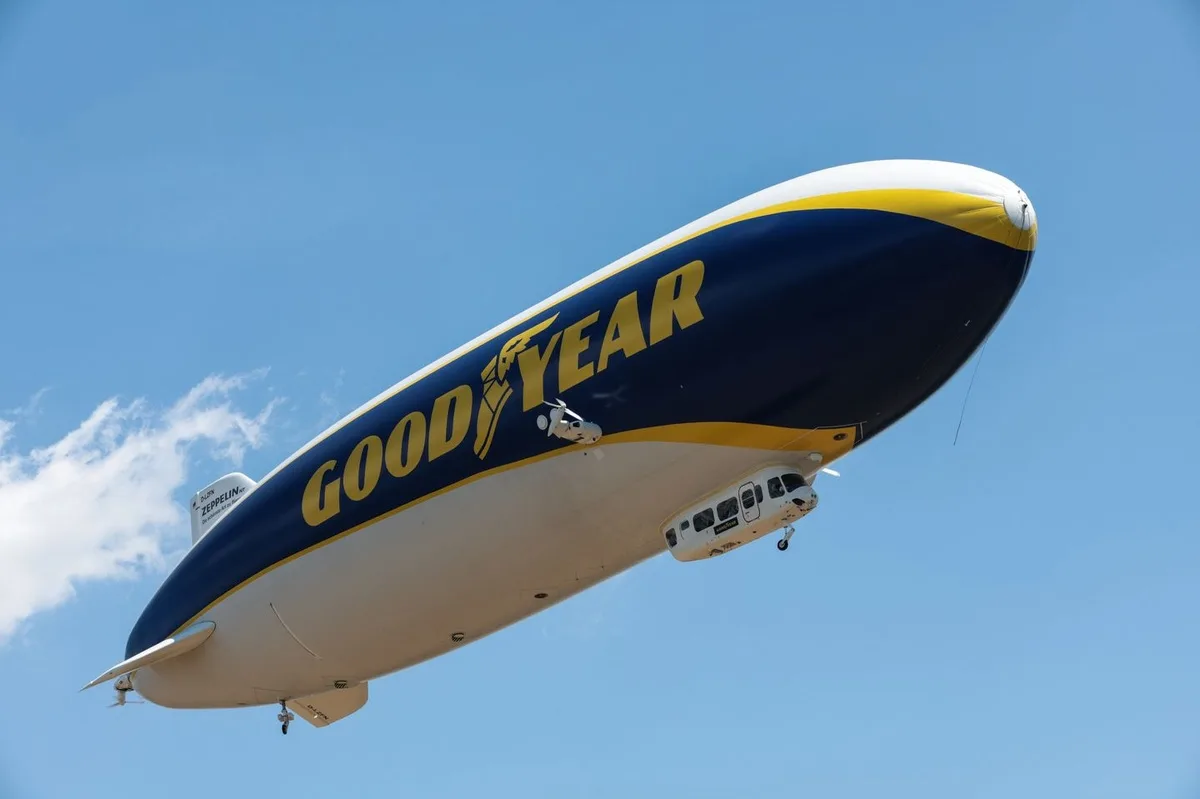 El icónico dirigible de Goodyear: testigo aéreo de las grandes carreras