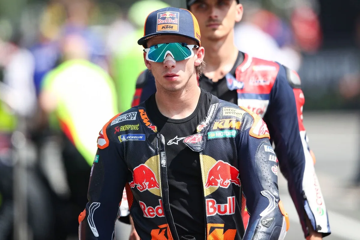 Acosta abandona en República Checa por problema técnico en la moto