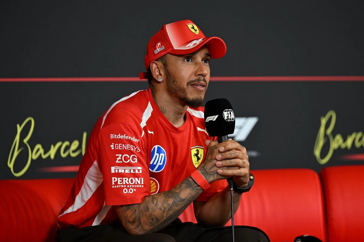 Lewis Hamilton brilla en la moda tras su histórica victoria con Ferrari