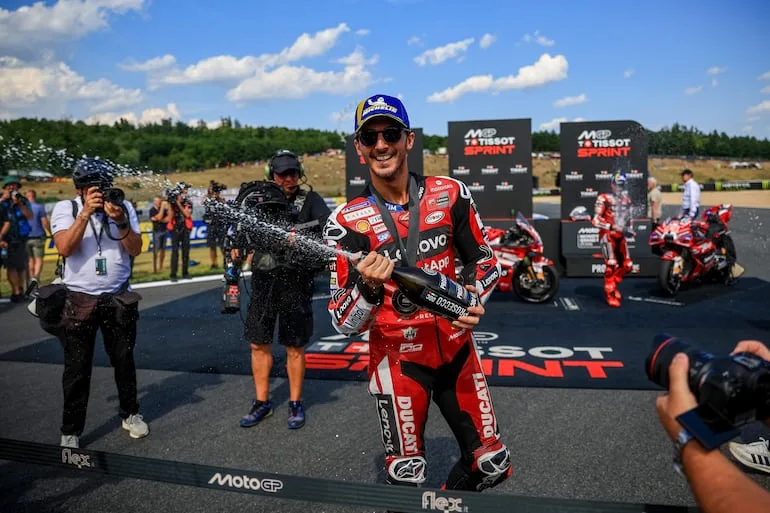 Bagnaia domina la carrera sprint en República Checa; Ogura logra la pole
