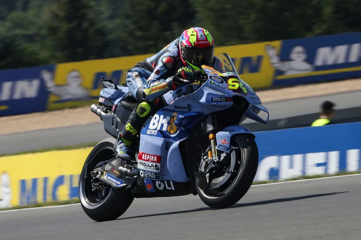 Aldeguer domina el warm up en Brno mientras Márquez lo sigue de cerca