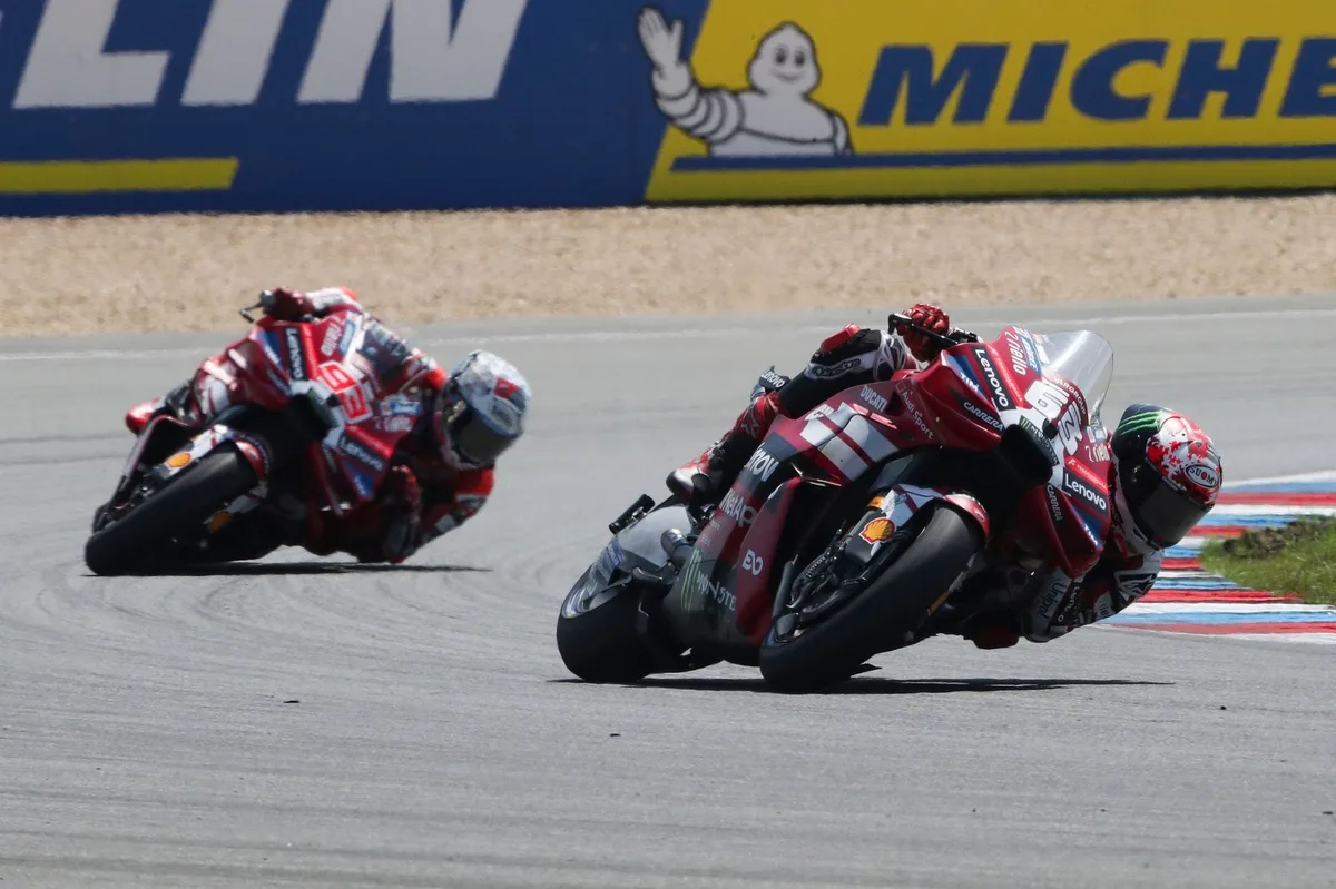 Bagnaia se acerca: cuarto podio consecutivo en Brno pese al sufrimiento