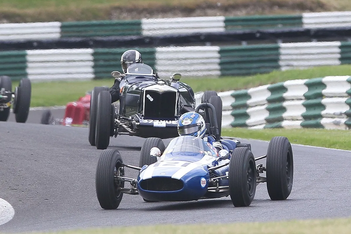 Milicevic domina con su Cooper en competencia de autos clásicos