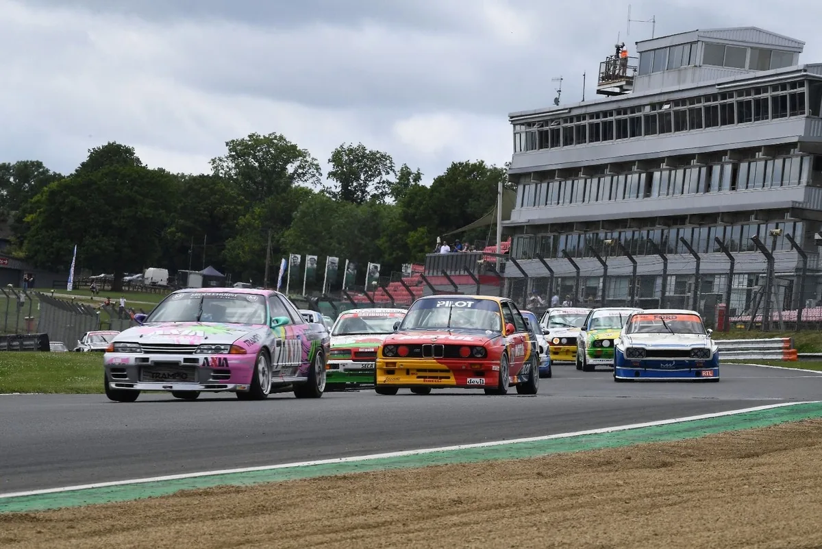 Clásicos de época brillan en evento histórico de automovilismo británico