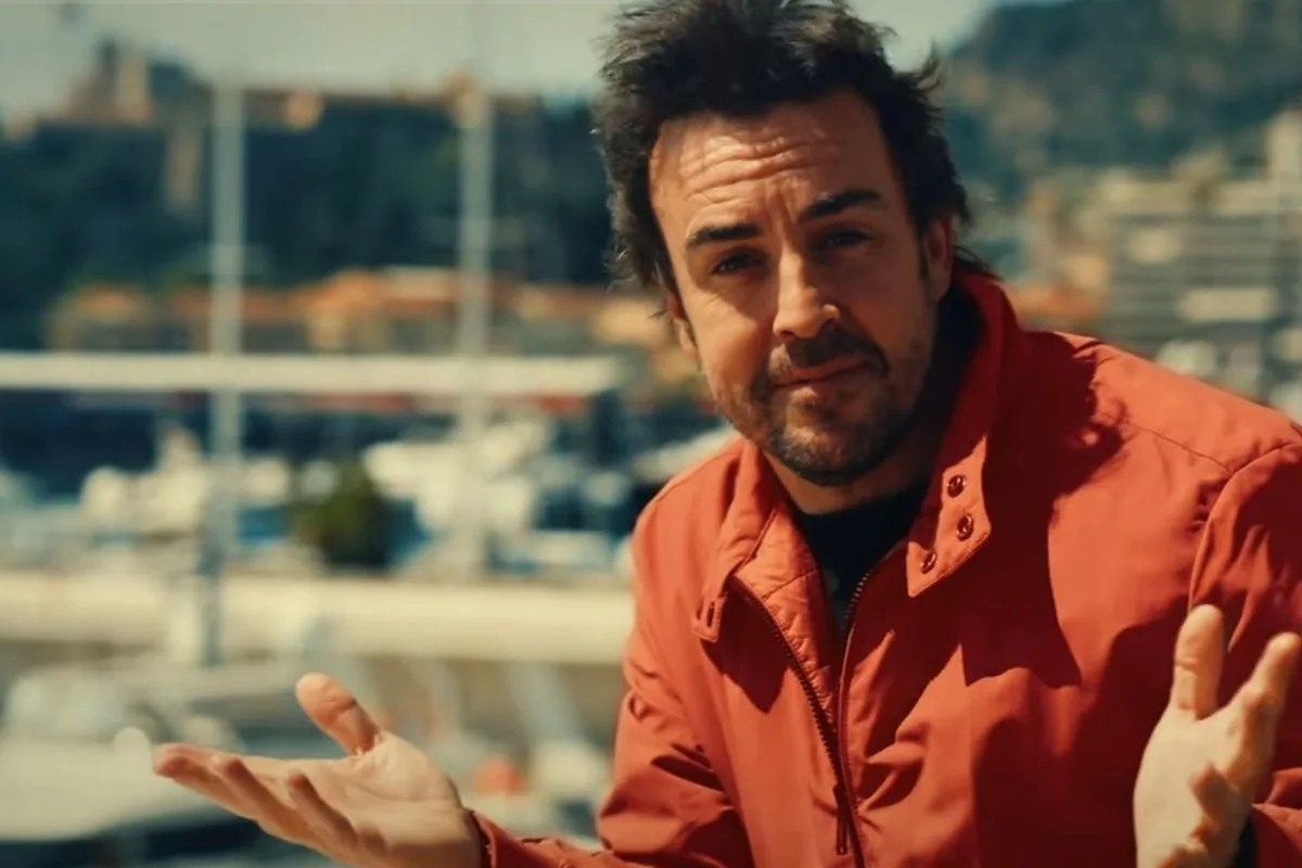 Fernando Alonso brilla en la promoción oficial de La Vuelta a España 2026
