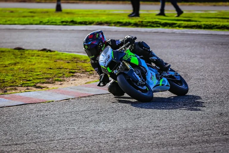 Pilotos paraguayos brillan en competencias internacionales de motociclismo