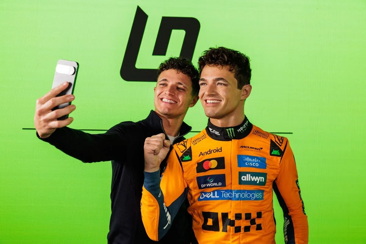 Lando Norris se encuentra con su figura de cera en el Madame Tussauds de Londres
