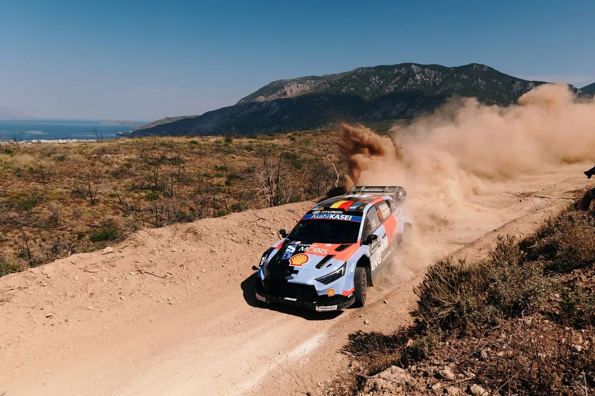 Neuville lidera el Rally de Acrópolis con ventaja ajustada sobre Ogier
