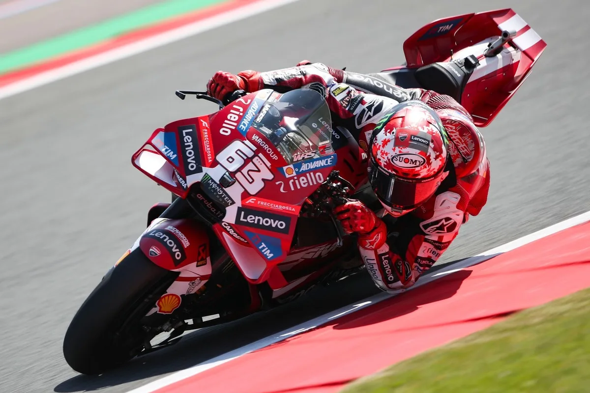 Bagnaia revela su estrategia mental para dominar las vueltas rápidas en pista