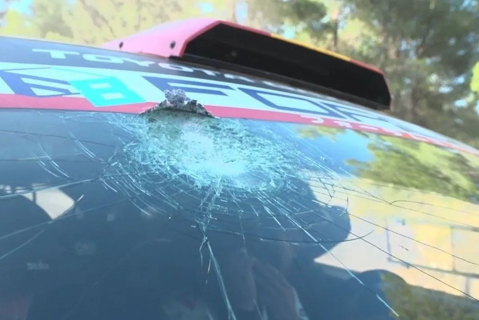 Incidente en Rally Acrópolis: Daños al vehículo de competidor durante prueba mundial