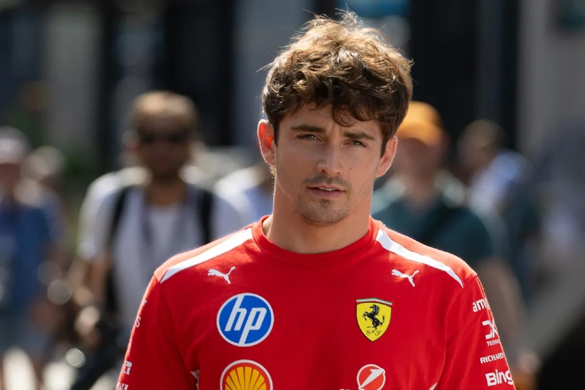 Leclerc enfrenta mayor presión que Russell en la F1, según Steiner