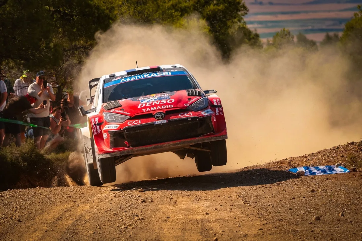 Ogier se lleva el Acrópolis con dramatismo: Neuville sufre doble pinchazo