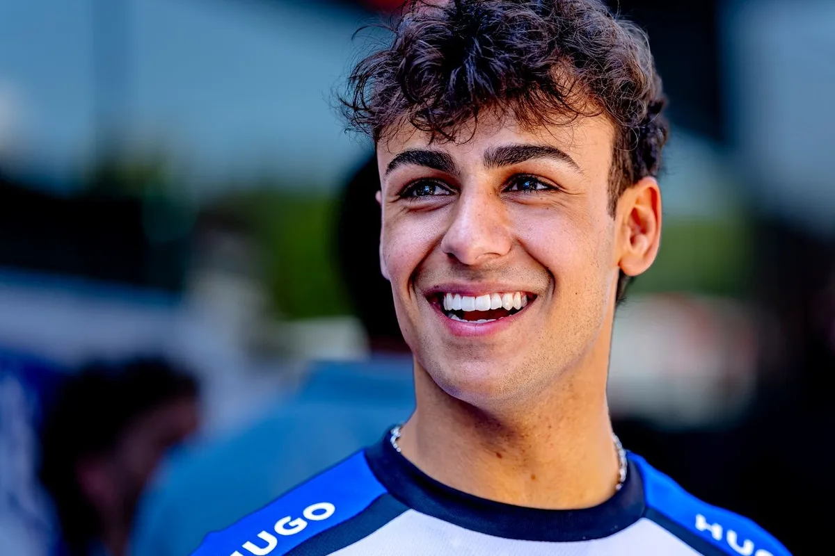 Lindblad honra su debut en F1 con casco personalizado en el GP británico
