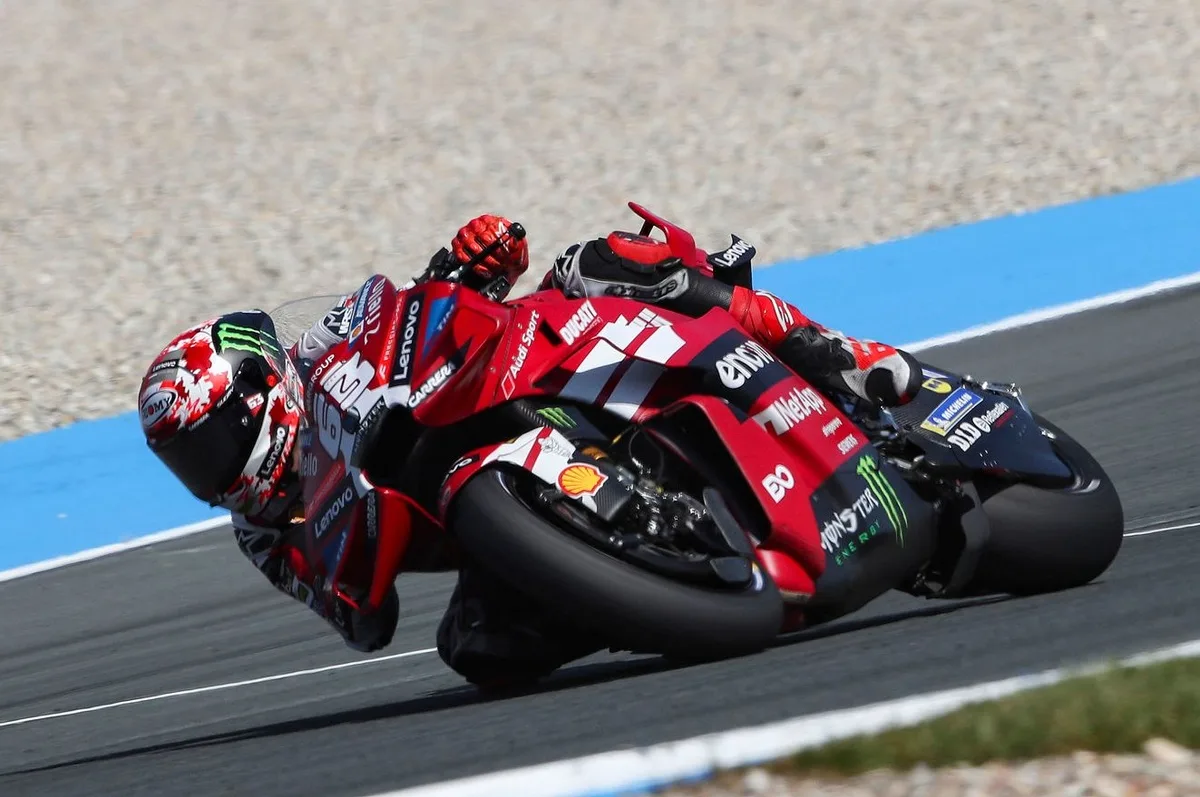 Drama en Assen: Bagnaia abandona la carrera tras problemas de frenado