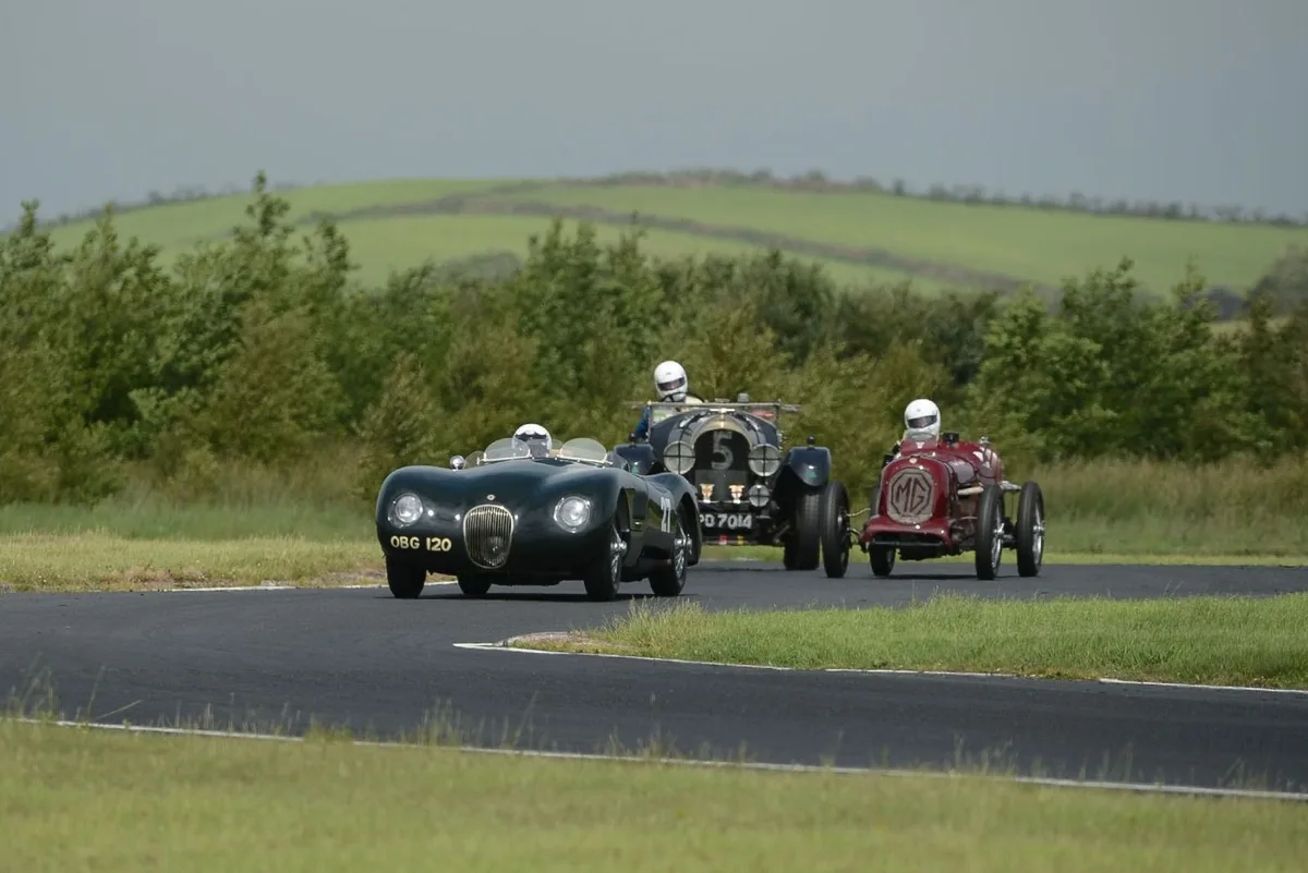 Clásicos y máquinas históricas brillan en evento de motorsport internacional