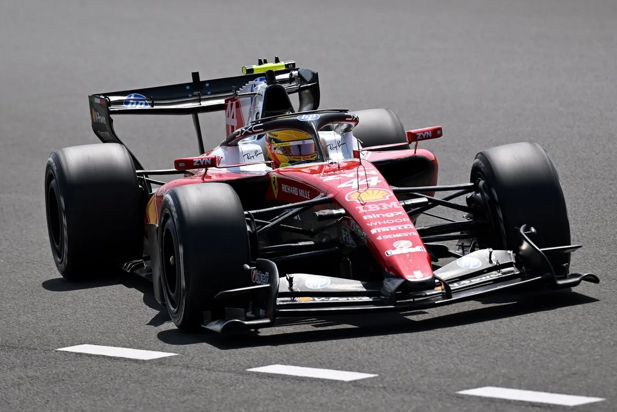 Hamilton domina en Silverstone y se lleva la minipole con ventaja sobre Antonelli