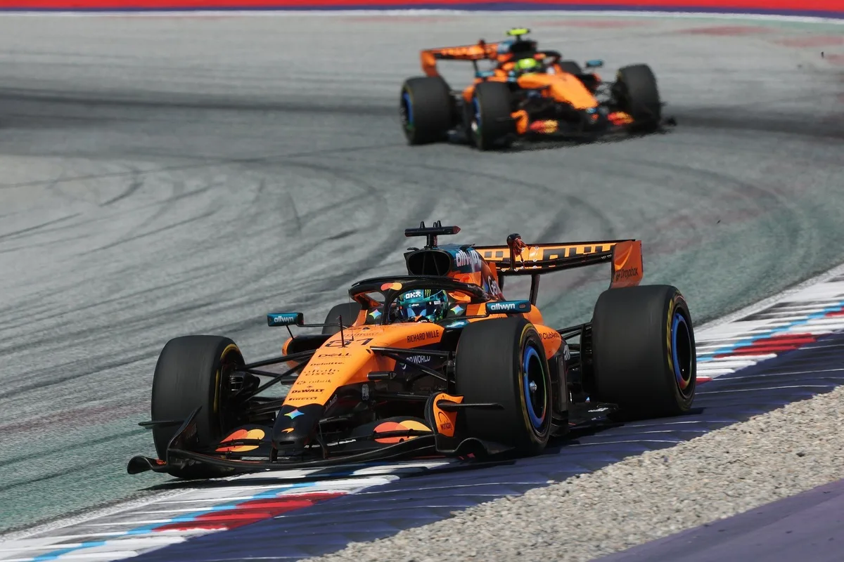 Adele visita McLaren: la cantante prueba el simulador de F1