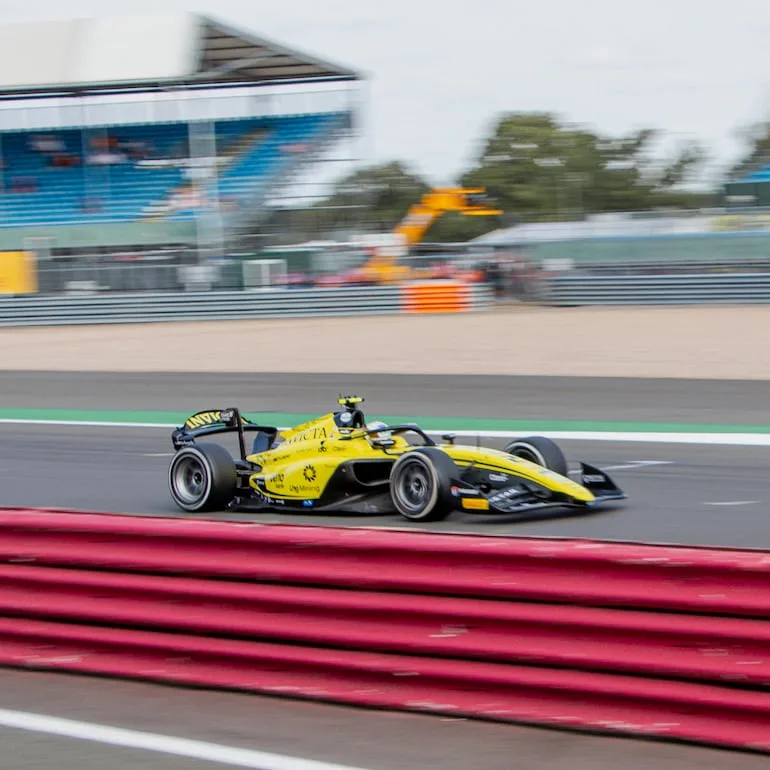 Duerksen avanza en Silverstone: el piloto paraguayo logra 7º lugar en prácticas de F2