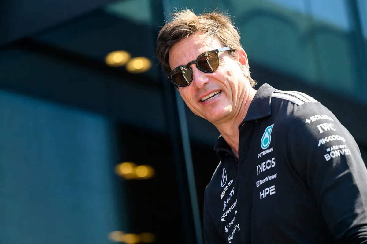 Toto Wolff deslumbra en Silverstone con un Mercedes clásico valuado en millones