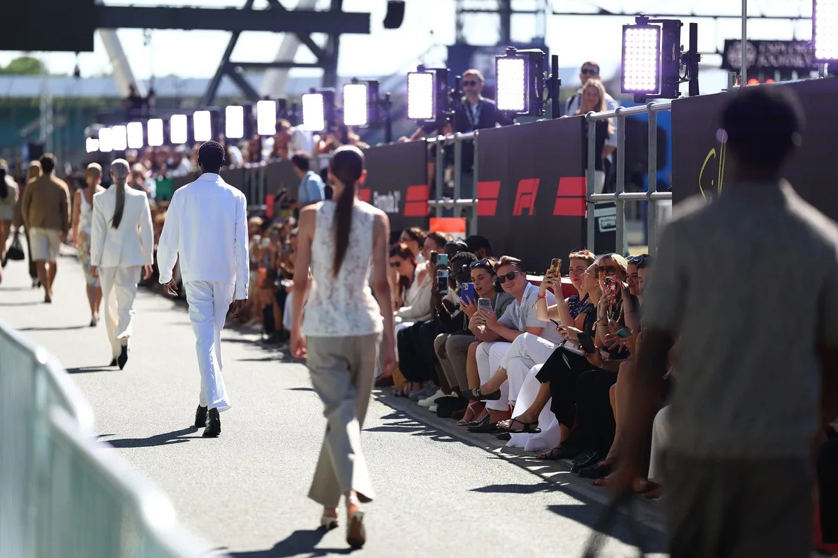 Moda y velocidad: Silverstone albergó un desfile de pasarela en el paddock de F1