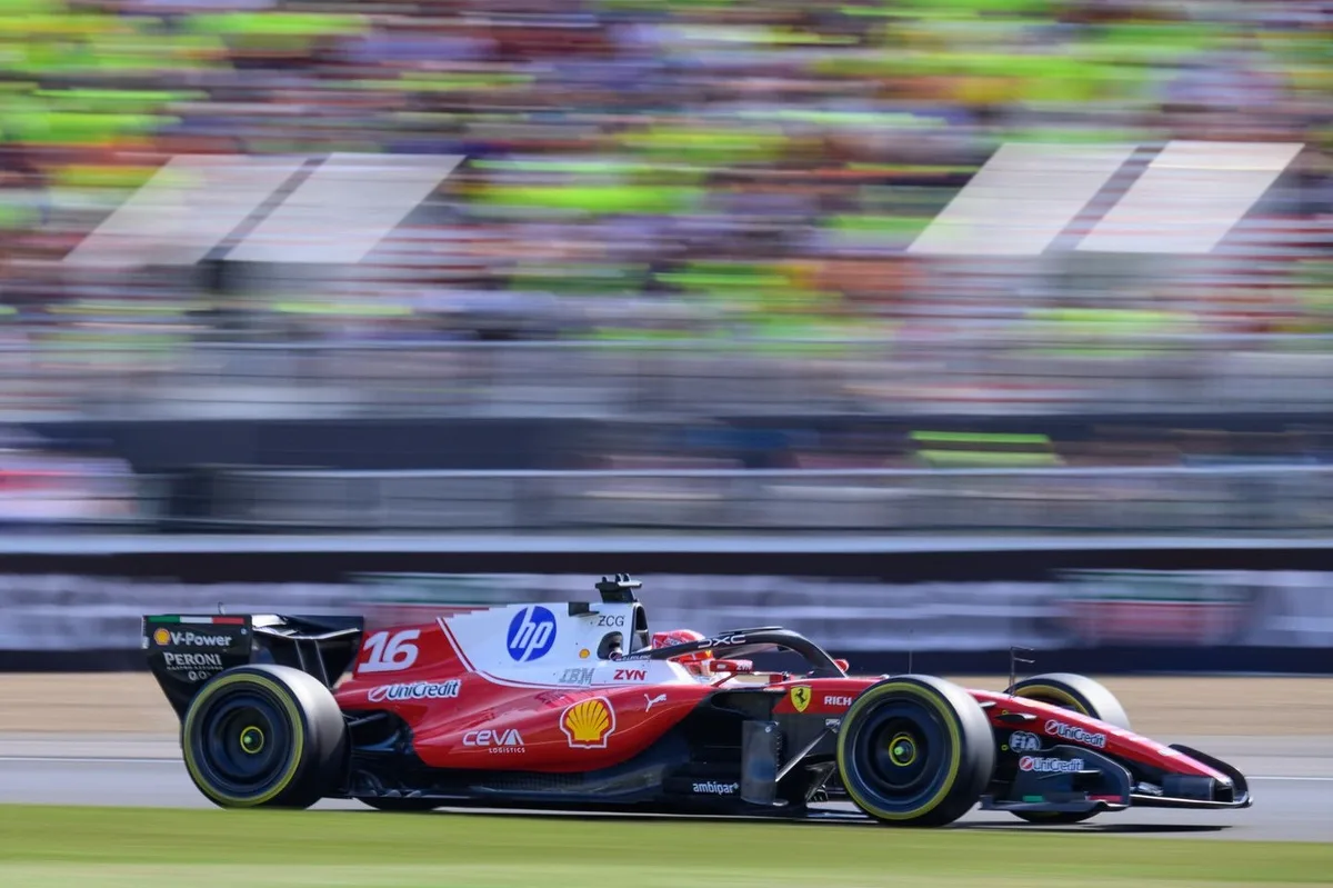Leclerc busca soluciones mientras Hamilton brilla en Ferrari