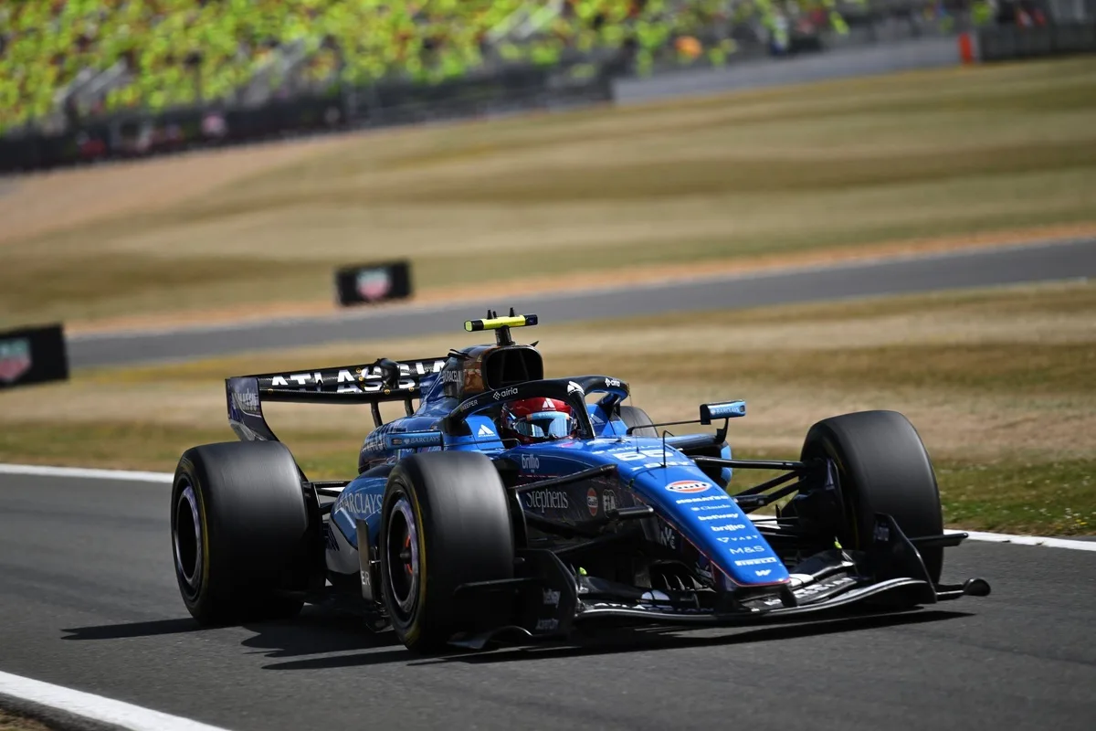 Sainz recibe inusual penalización de vuelta extra en Silverstone tras polémica decisión